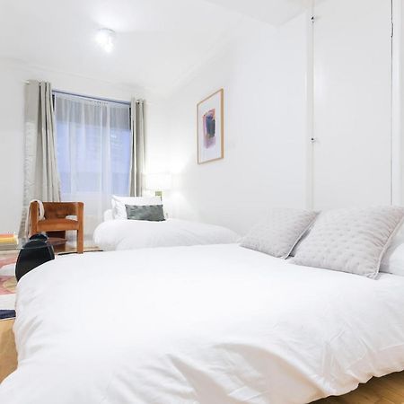 Perfectly Located 1 Bed Apartment Above Tube Station Londres Extérieur photo