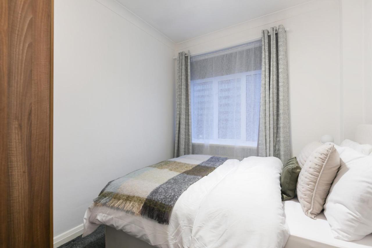 Perfectly Located 1 Bed Apartment Above Tube Station Londres Extérieur photo