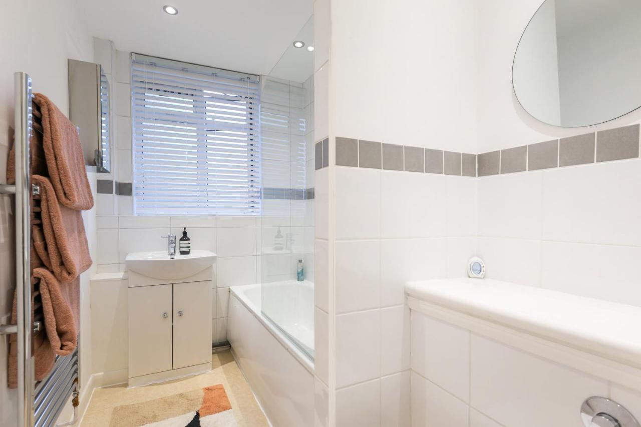 Perfectly Located 1 Bed Apartment Above Tube Station Londres Extérieur photo