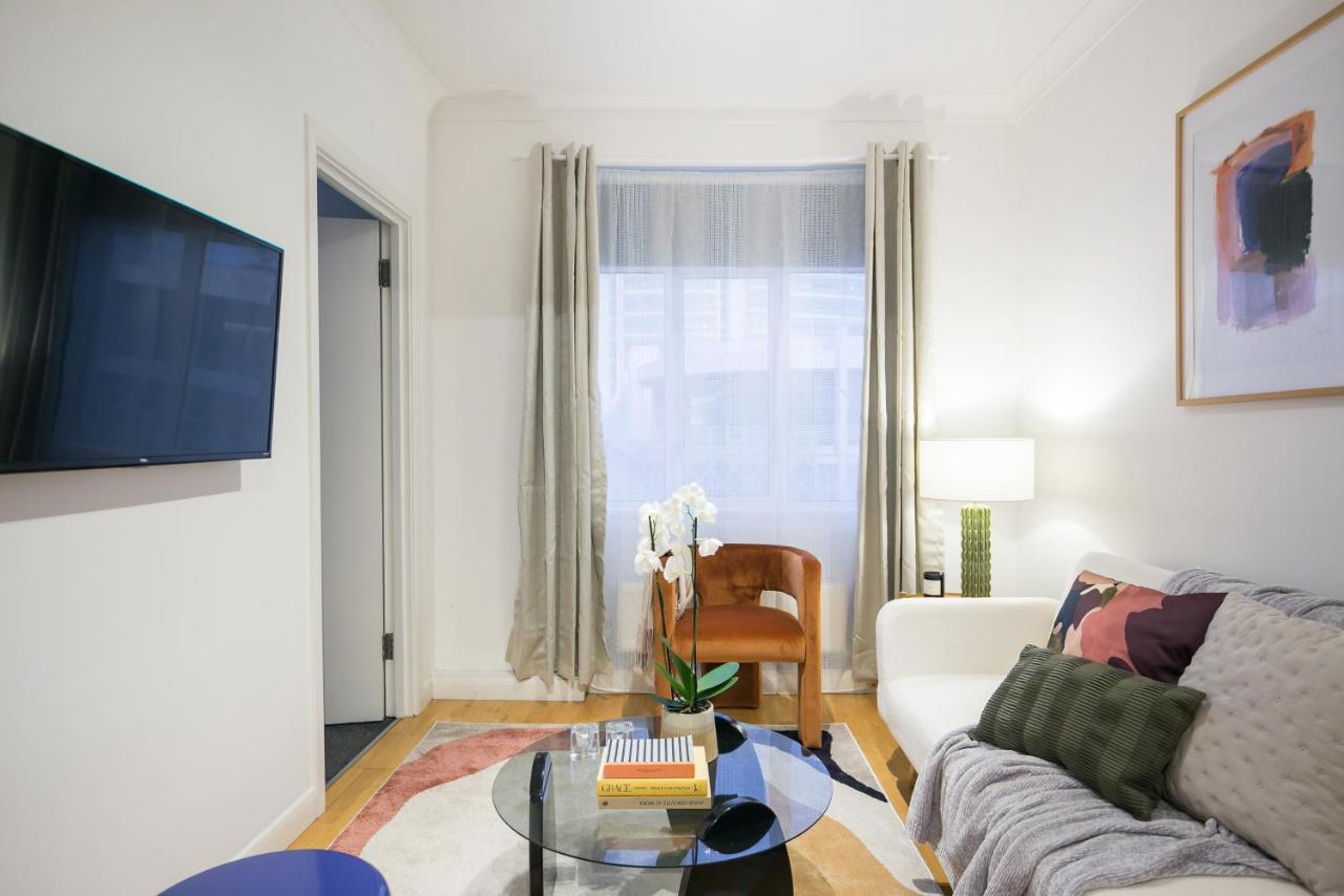 Perfectly Located 1 Bed Apartment Above Tube Station Londres Extérieur photo