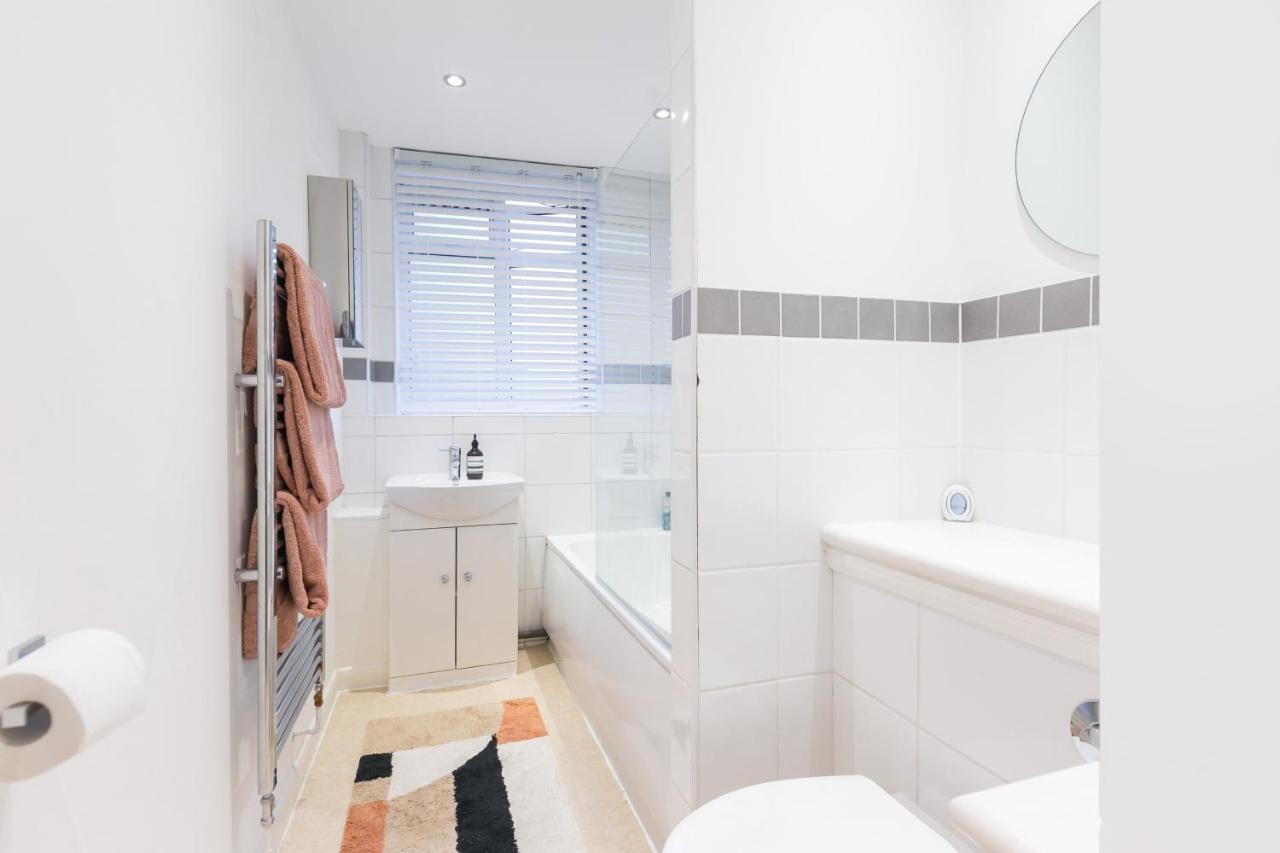 Perfectly Located 1 Bed Apartment Above Tube Station Londres Extérieur photo